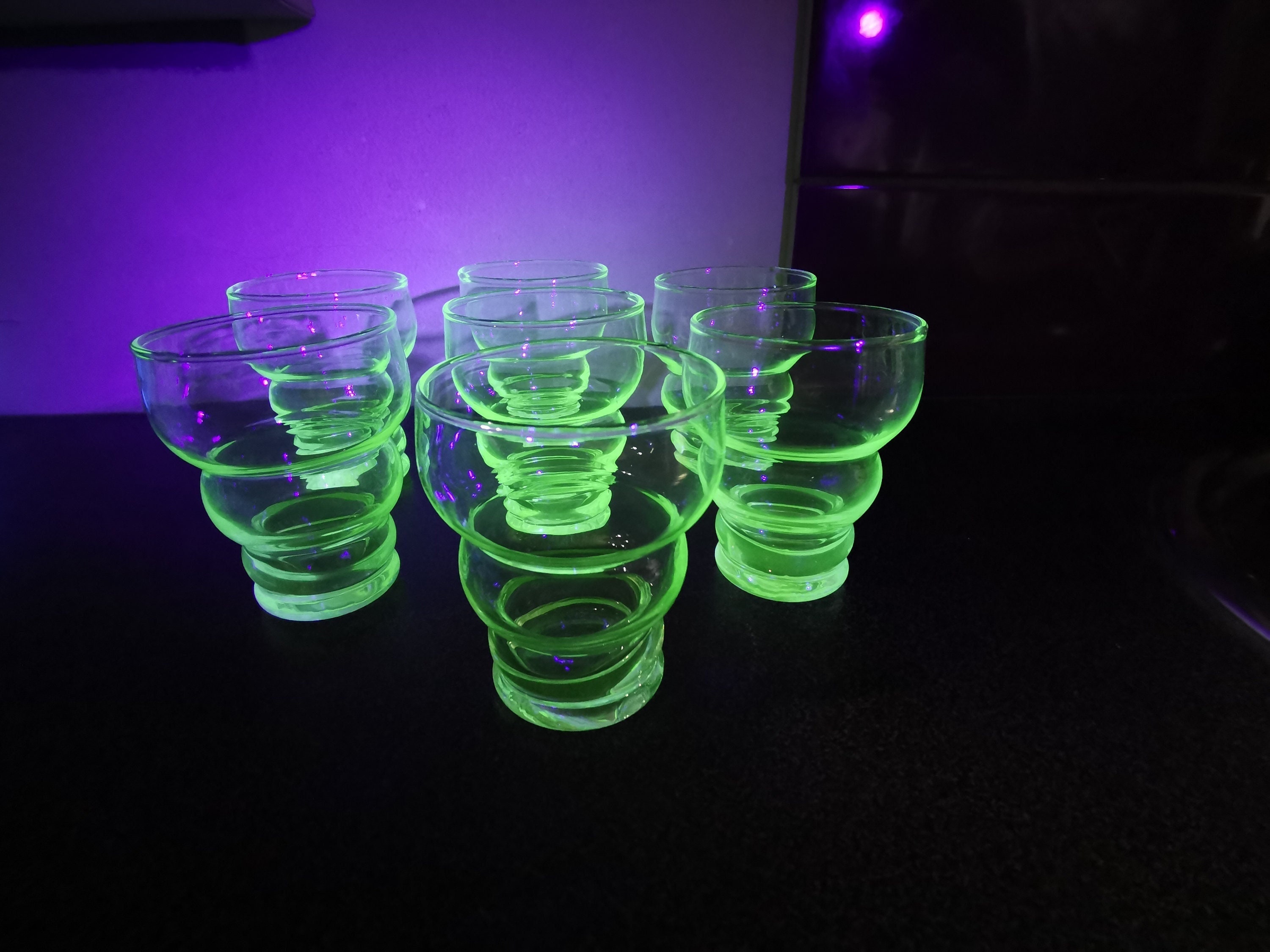 7 Verres à Liqueur Verre Vert Uranium Anciens