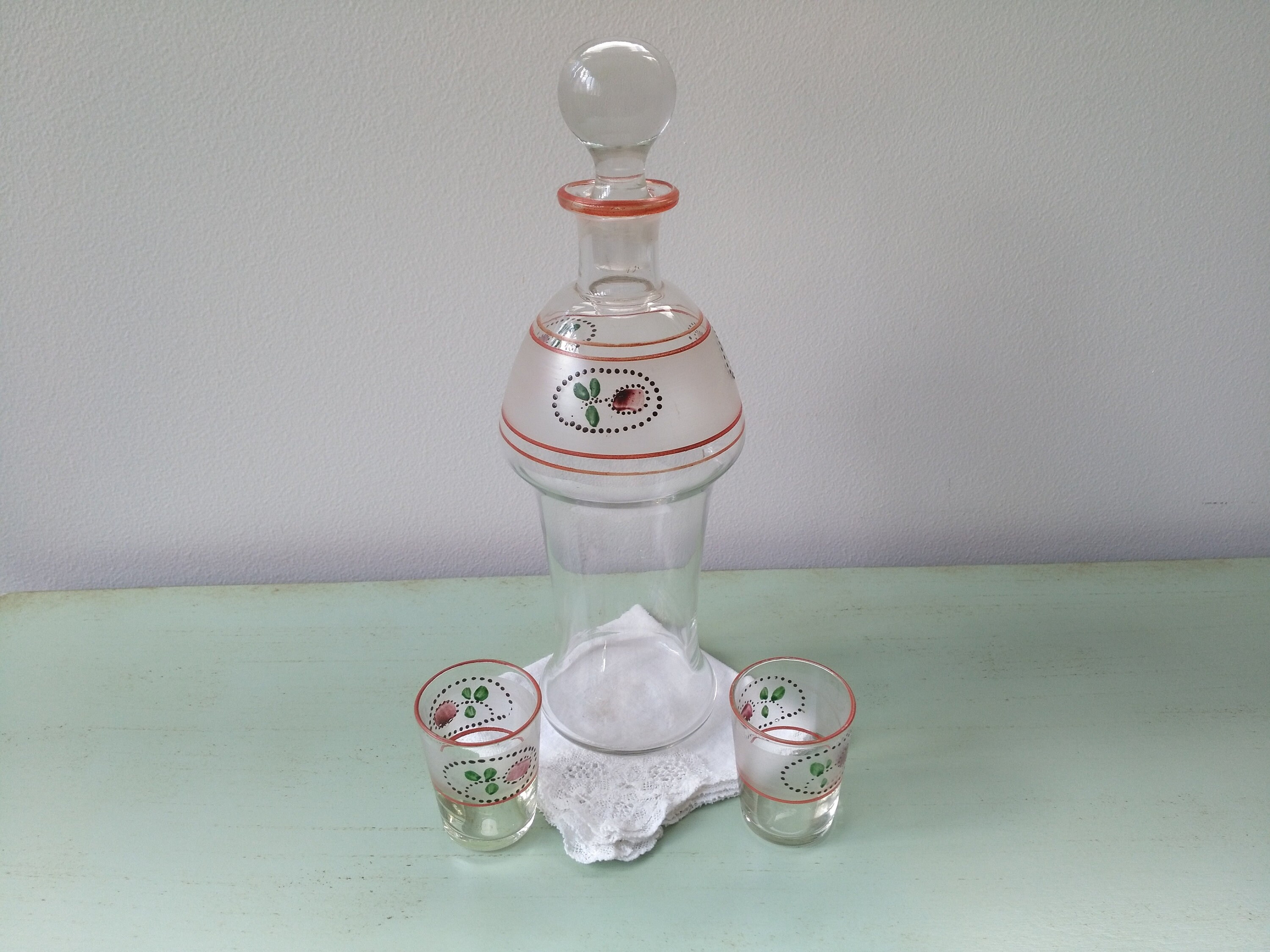 Carafe à Liqueur et Verres Émaillés Anciens