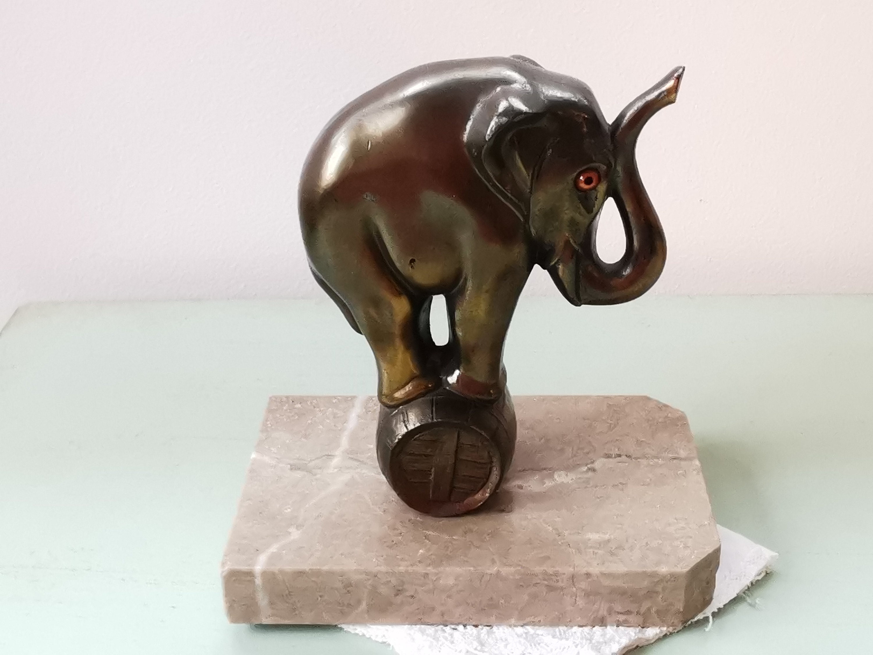 Serre-Livre Éléphant sur Un Tonneau Art Déco Signé Franjou