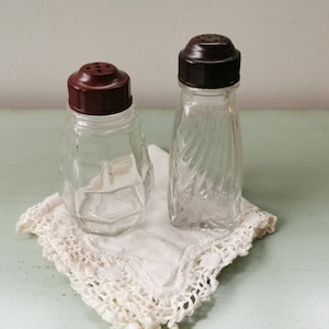 Saupoudreuse Vintage En Verre – Hexagonale Conique, Bouchon Bakélite Bordeaux (occasion)