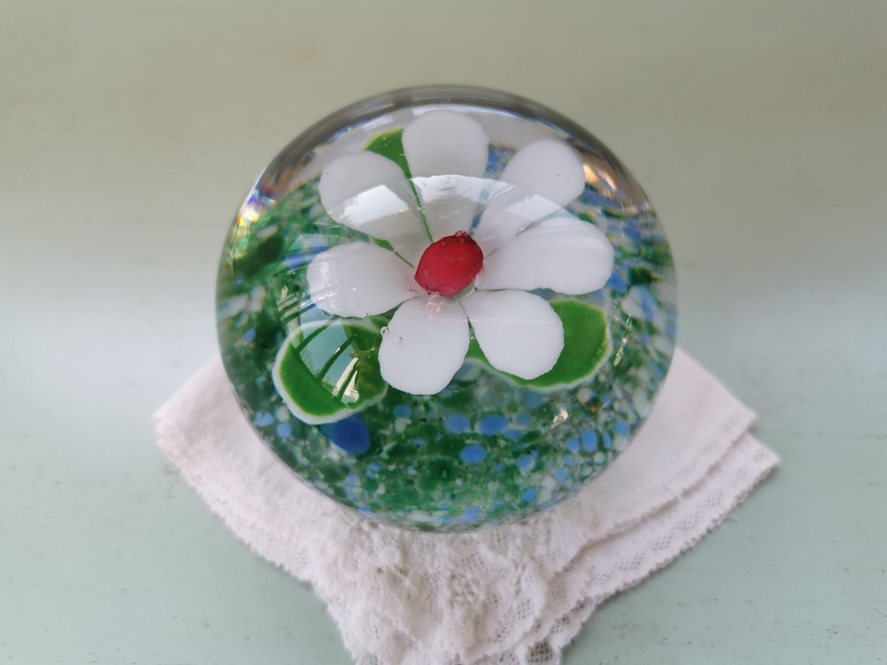 Presse-Papier Sulfure Grosse Fleur Blanche Verre Vintage