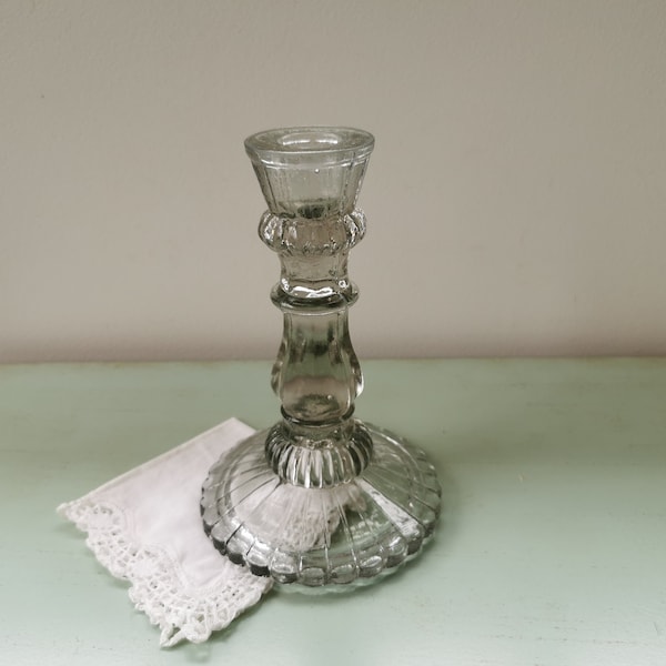 Bougeoir en verre moulé ancien