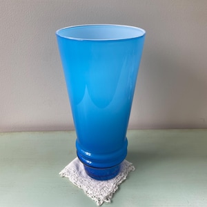 Vaso in vetro blu vintage