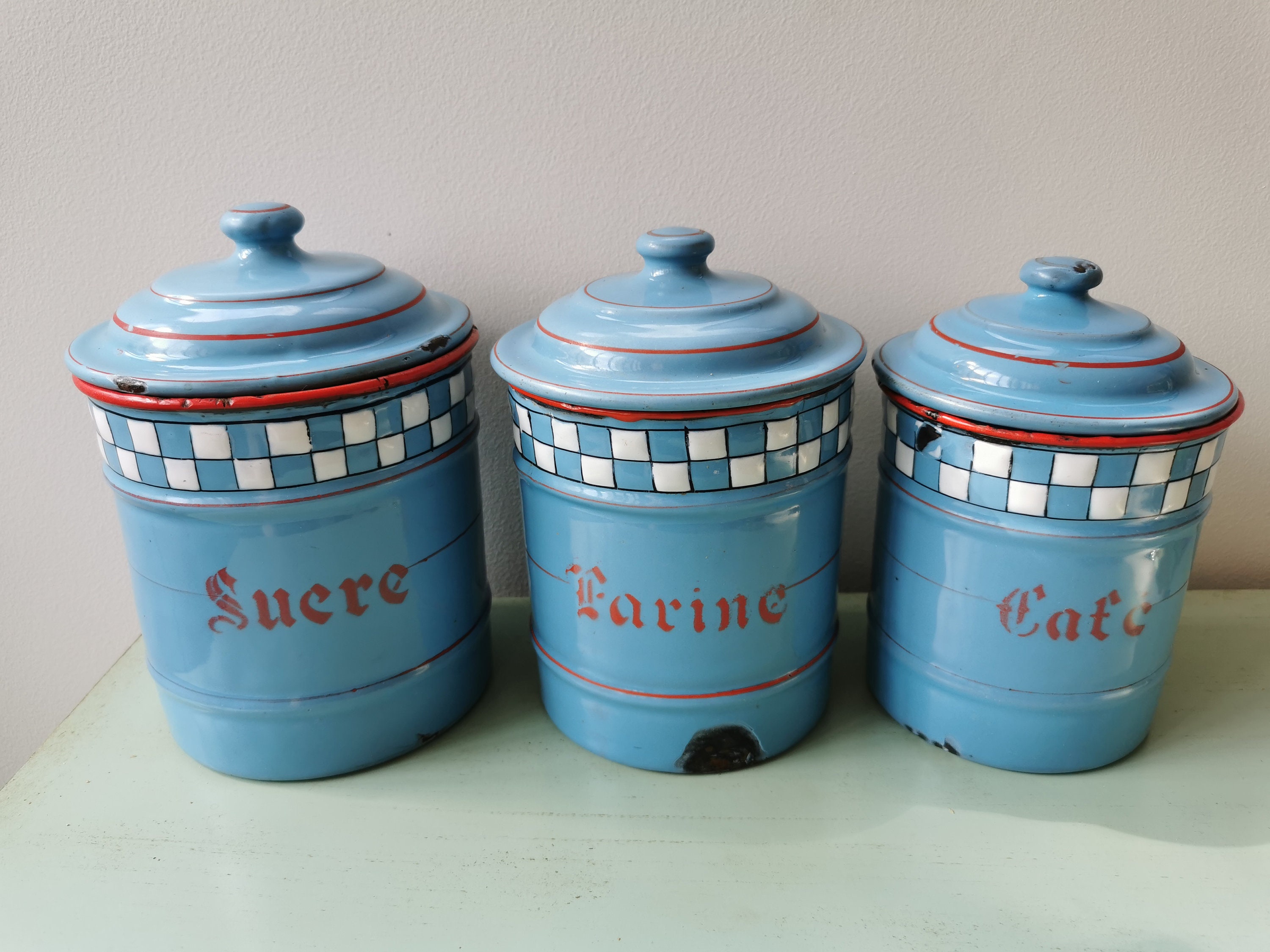 3 Pots Tôle Émaillée Damier Bleu, Blanc, Rouge Anciens