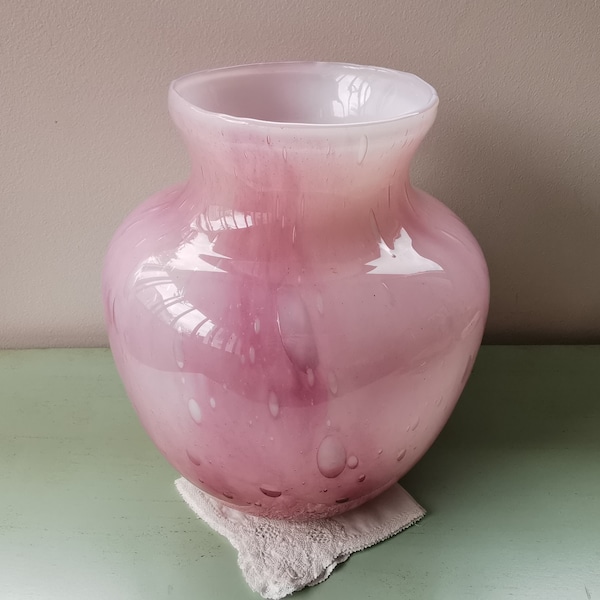 Vase en verre rose soufflé à bulles vintage