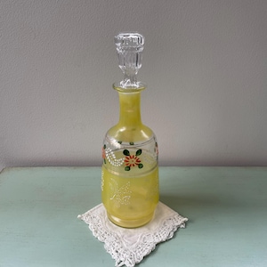 Jarra de cristal amarillo esmaltada con flores antiguas