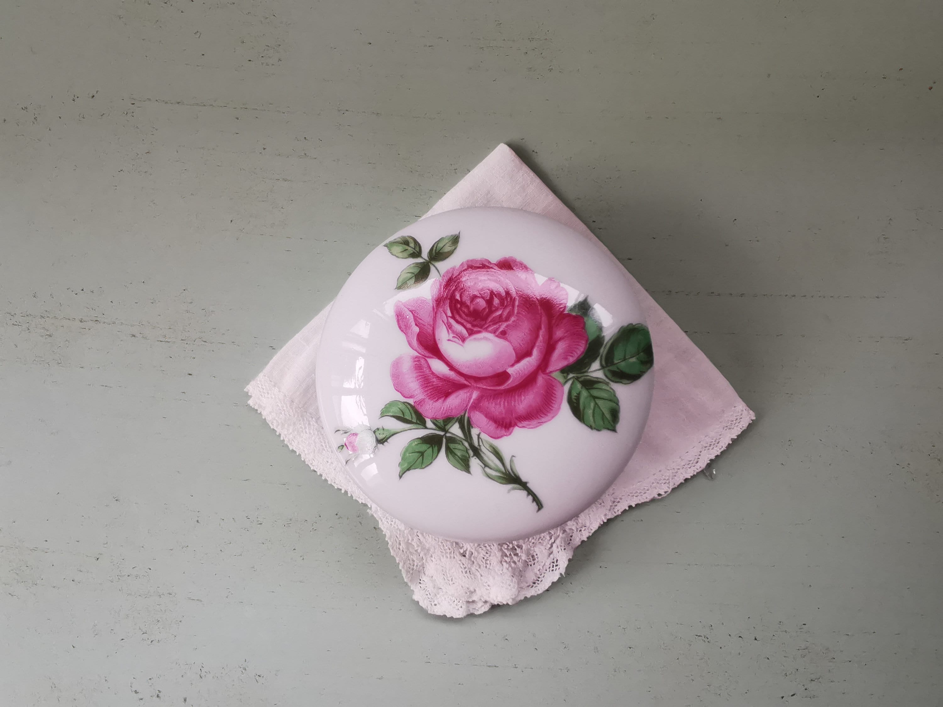 Boîte Bonbonnière Porcelaine de Limoges Roses Ouragan