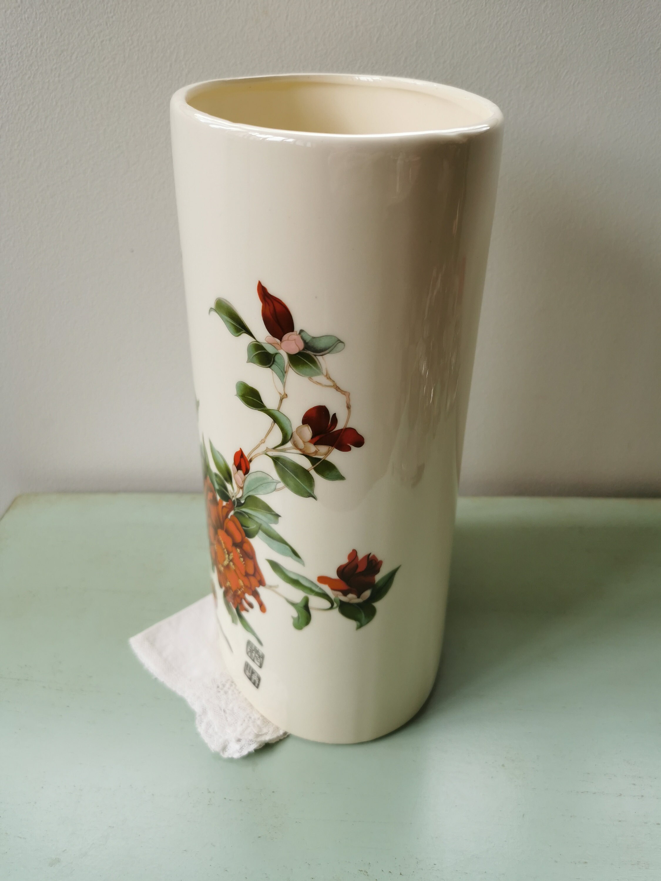 赤い牡丹とヴィンテージの蝶が描かれた中国の陶器の花瓶 - Etsy 日本