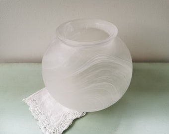 Vase boule en verre moulé satiné marbré vintage