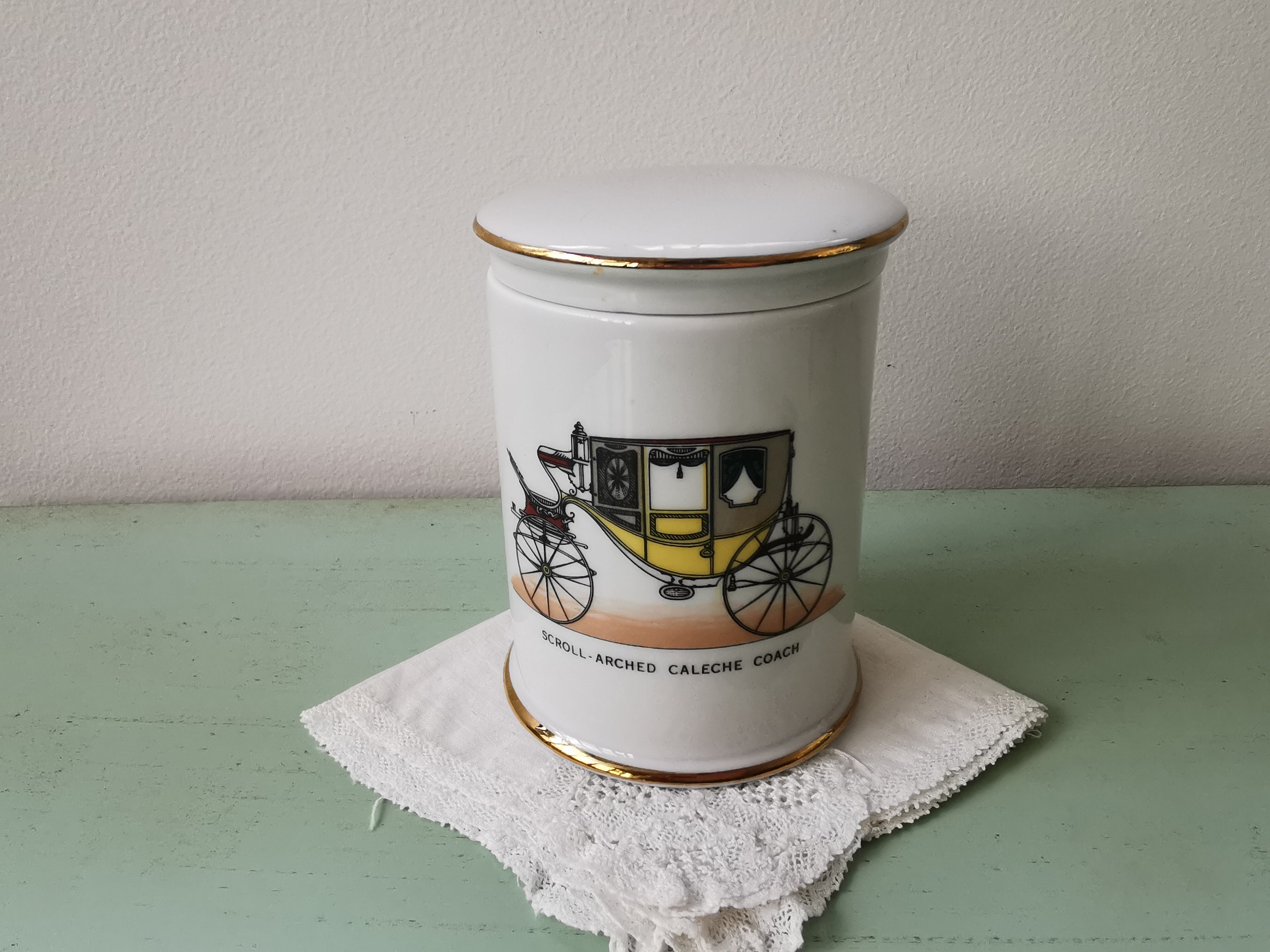 Petit Pot Calèche Coach Scroll-Arched Porcelaine de Paris Vintage