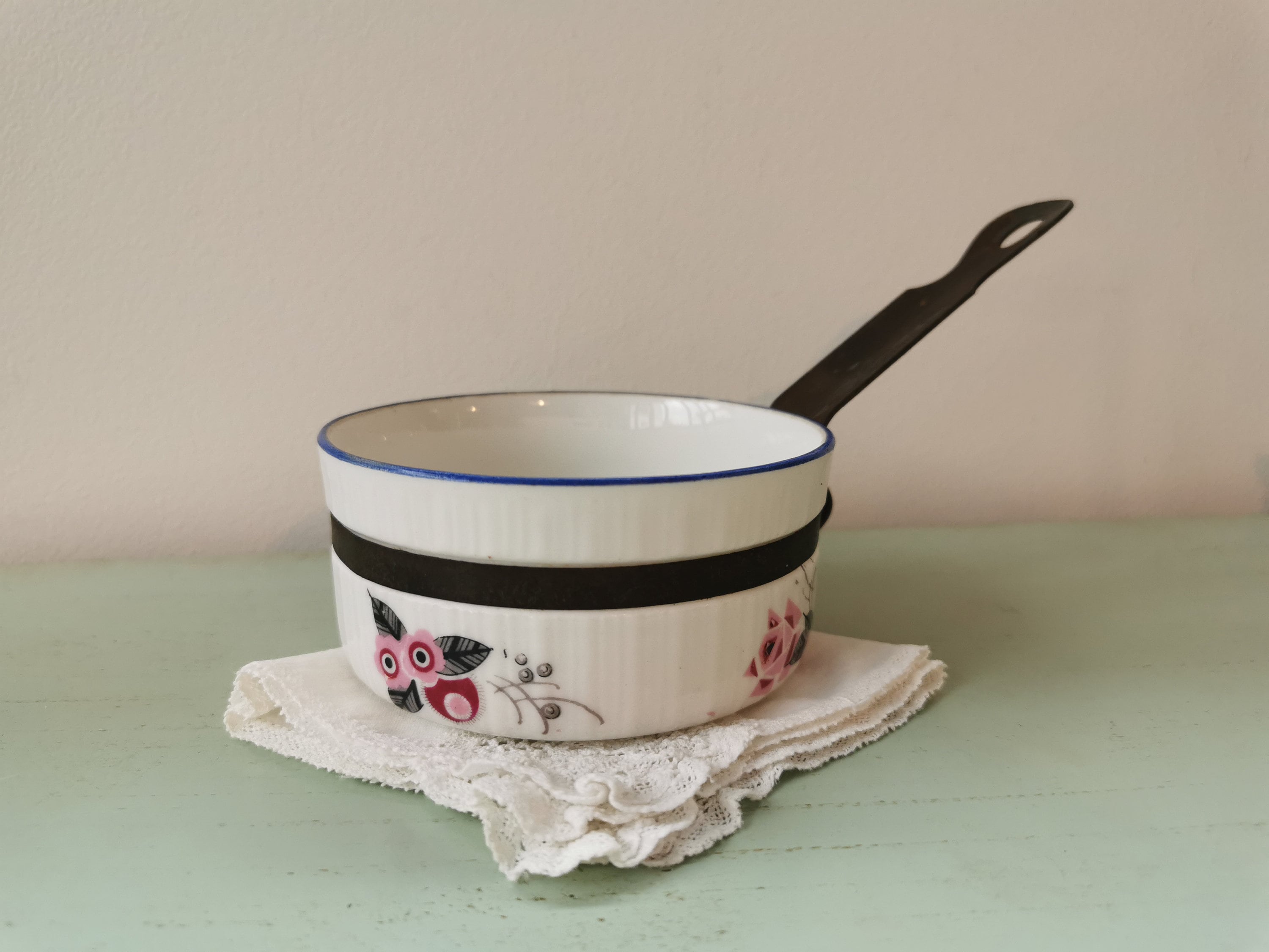 Petite Casserole Au Feu en Porcelaine Aluminite Art Déco