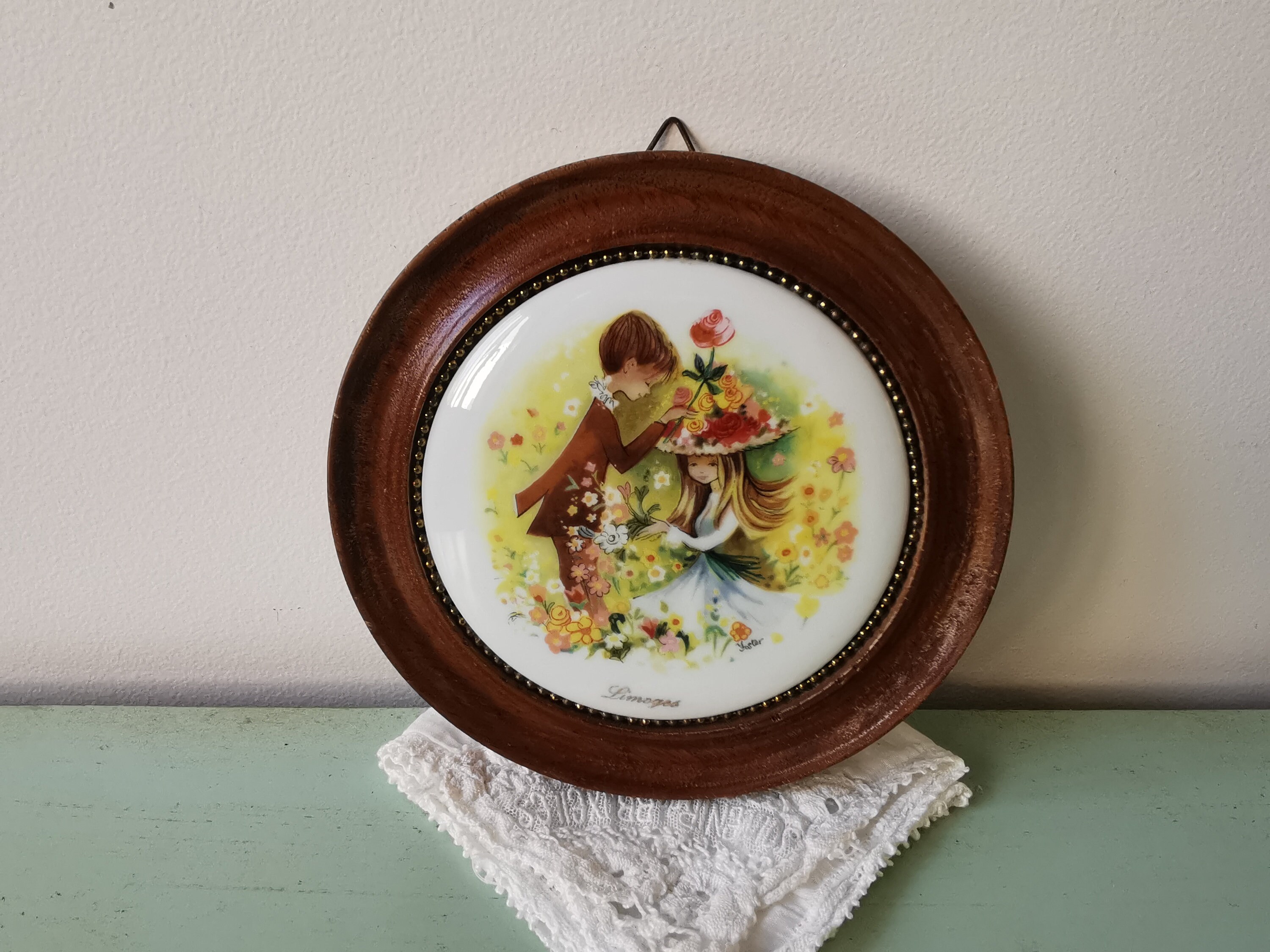 Petit Cadre Rond Amoureux Porcelaine de Limoges Vintage