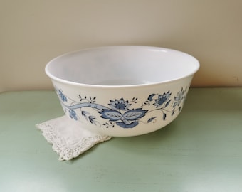 Vintage Arcopal Aster opaline salad bowl