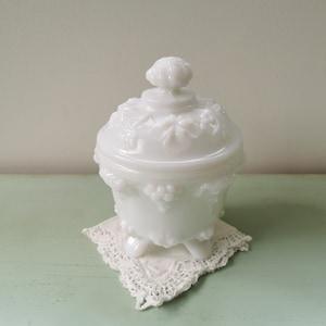 Sucrier en opaline blanche Portieux Vallérysthal vintage