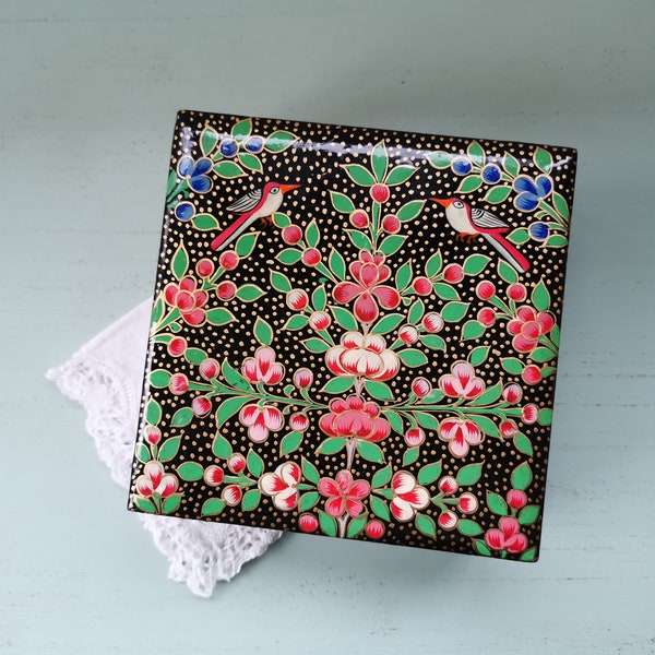 Boîte en papier mâché laqué fleurs et oiseaux vintage