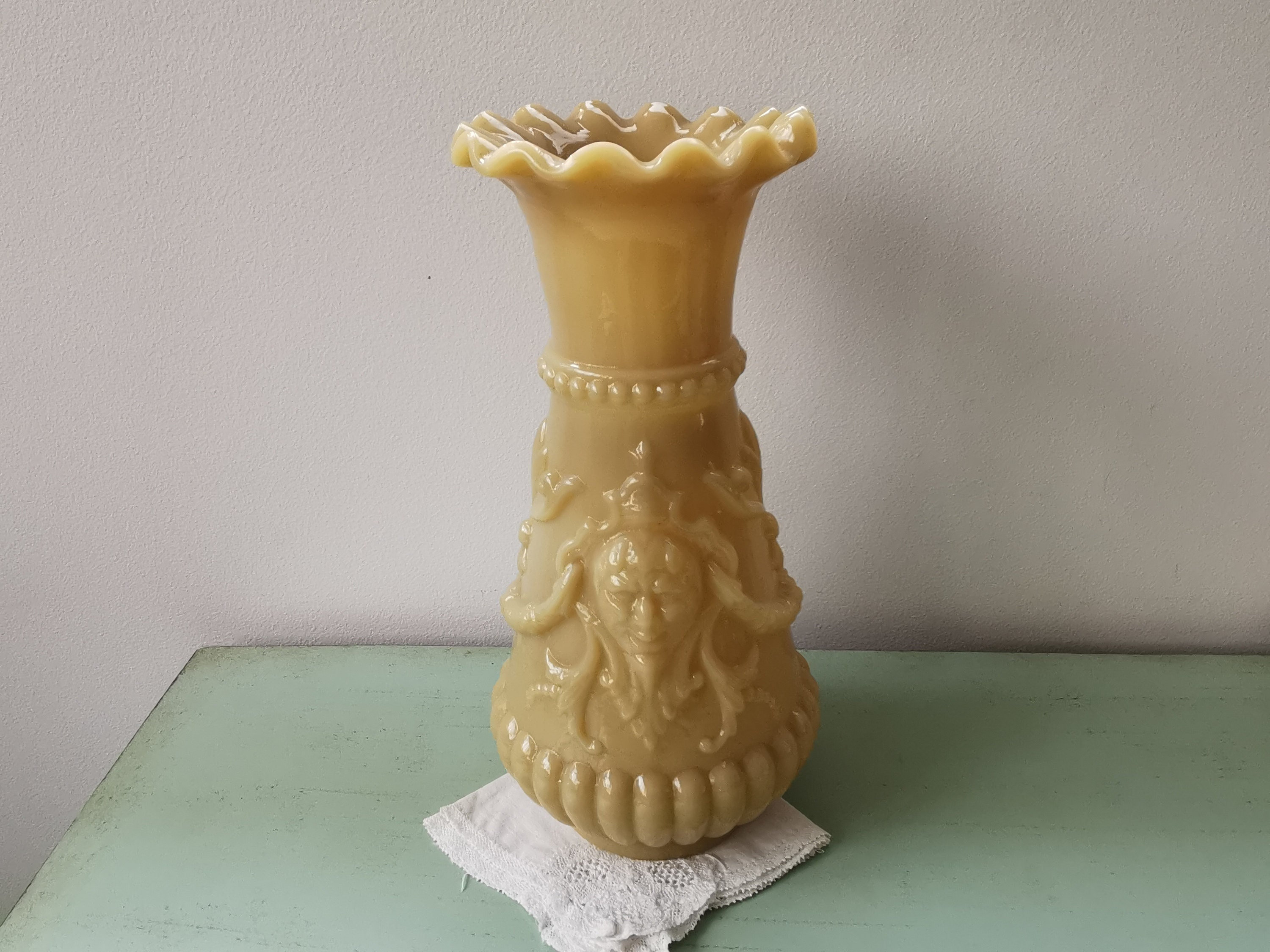 Vase Opaline Beige Modèle Romains Vierzon Ancien