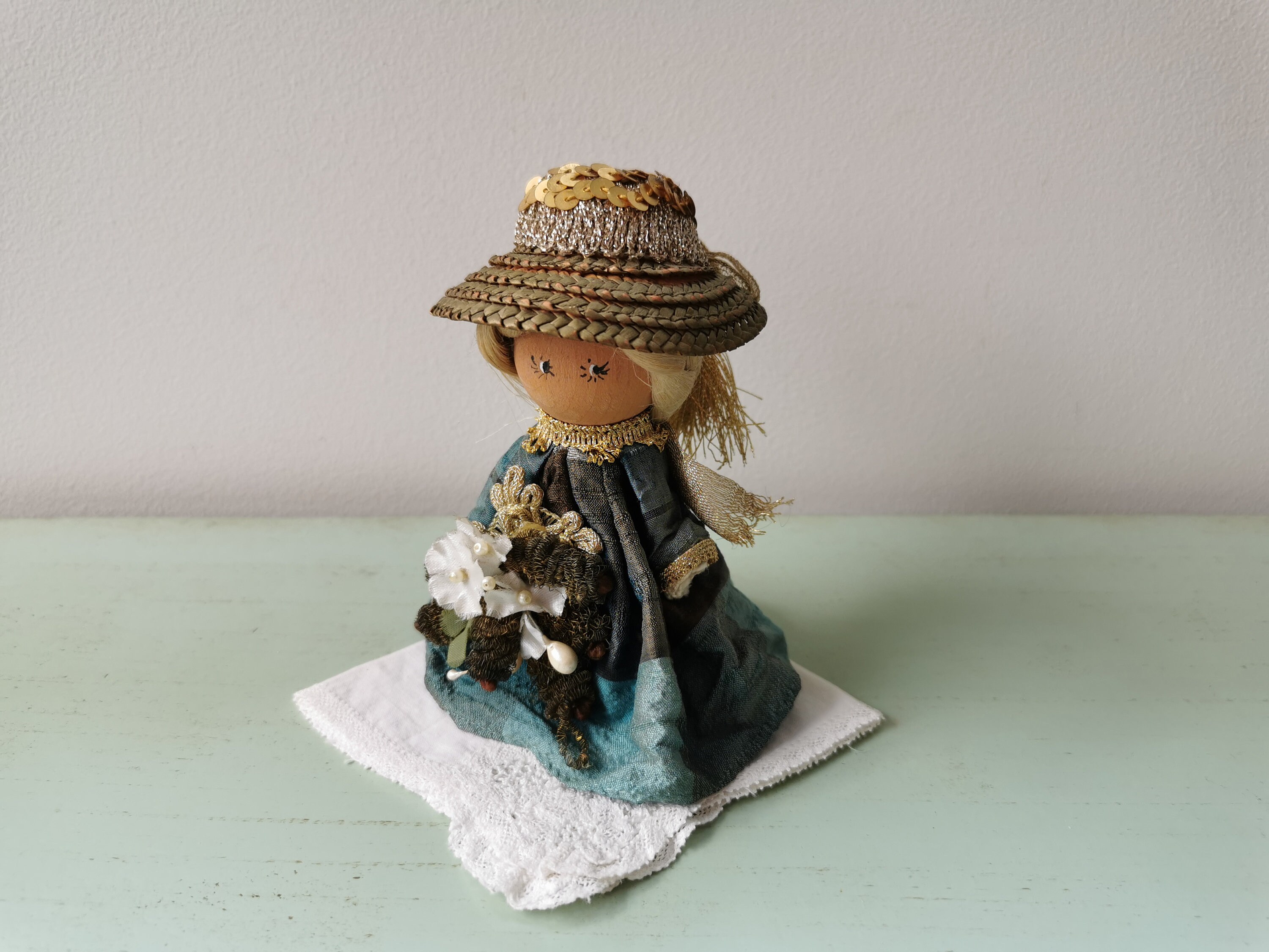 ANCIENNE POUPEE EN Feutrine Corps Bourre Paille Yeux Et Levres Peints