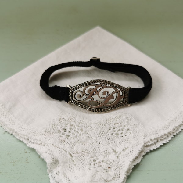 Bracelet monogramme en argent et ruban noir victorien