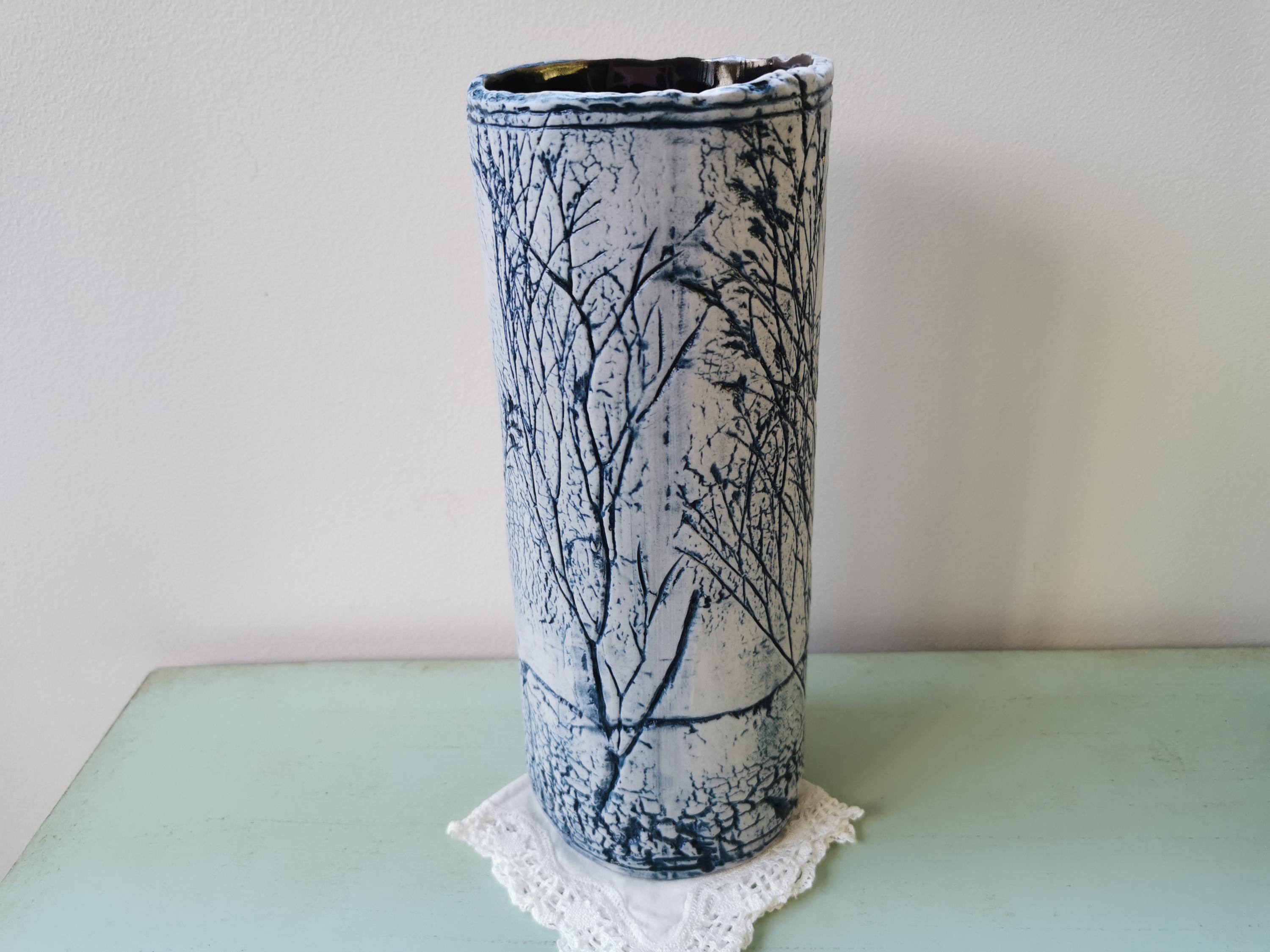 Ensemble en grès émaillé comprenant deux vases et un soliflore à décor