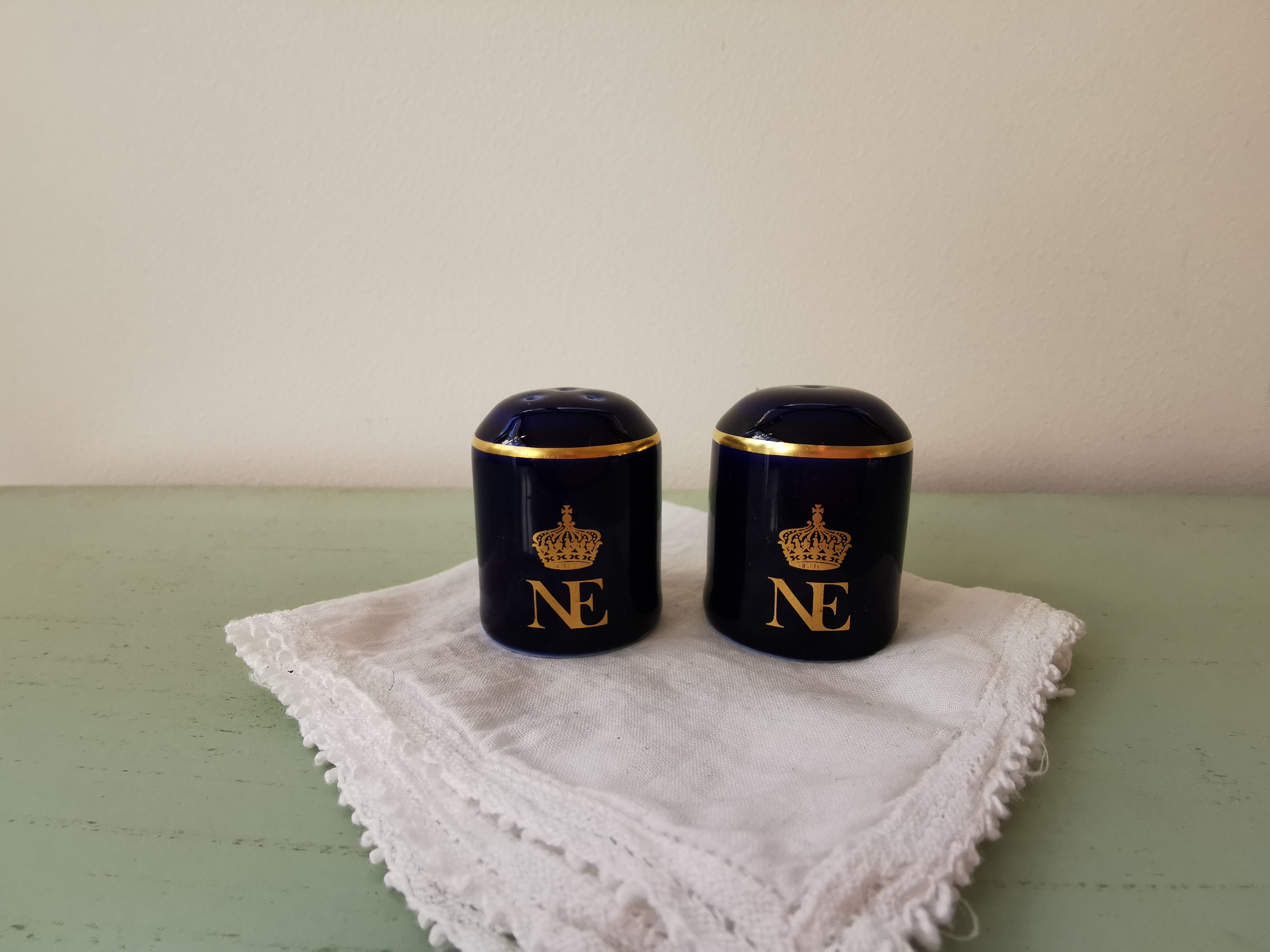 Réservé avec plaisir à K // Ne pas acheter // Salière et poivrière bleues  porcelaine de Limoges vintage // Ne pas acheter // - Etsy België, image size:3000x2250