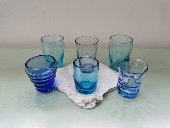 6 piccoli bicchieri di vetro blu e viola non corrispondenti all