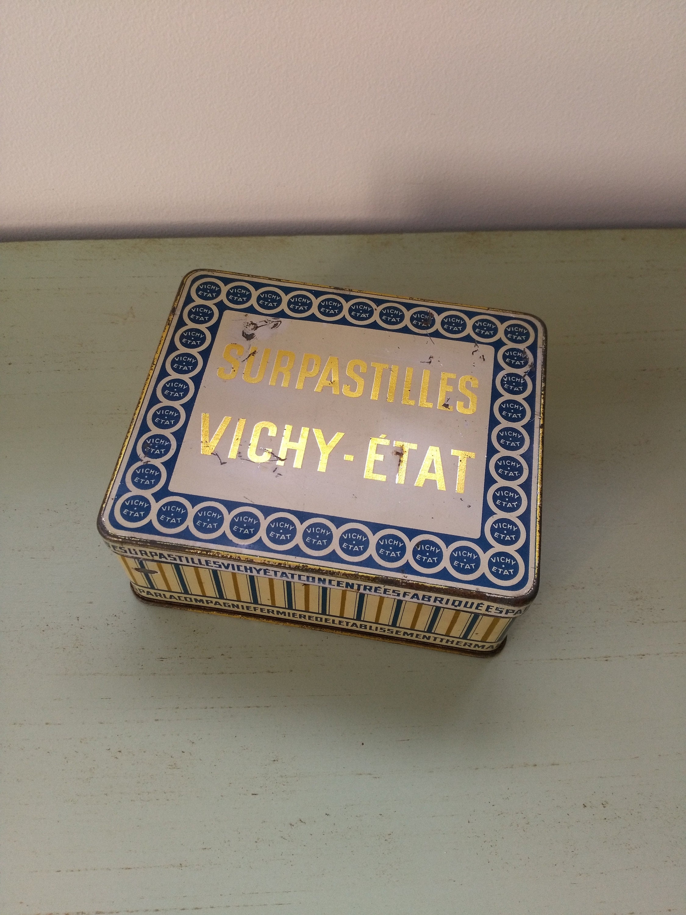 Boîte Pastilles Vichy État en Tôle Lithographiée Bleue et Dorée Vintage Français