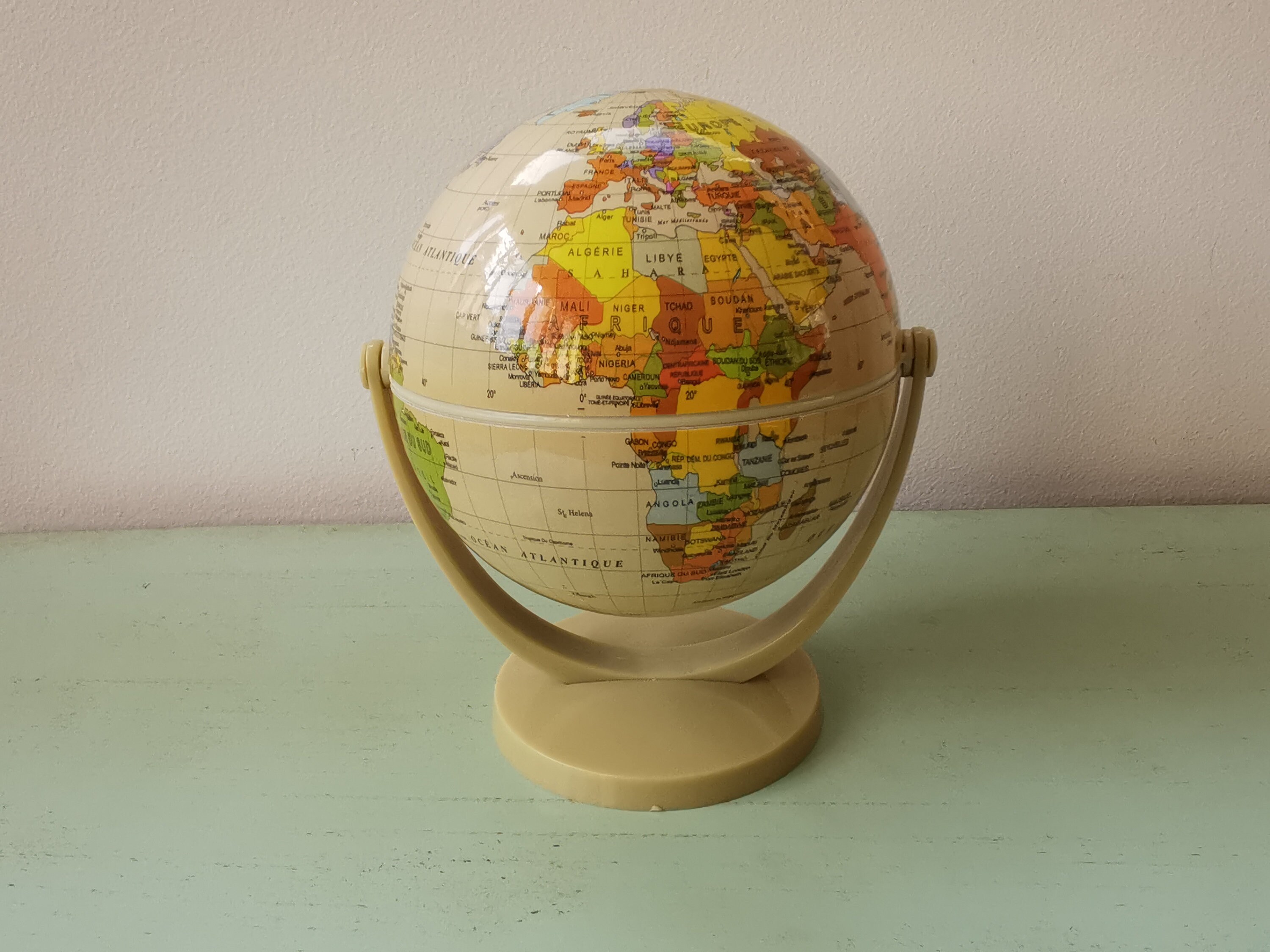 Petit Globe Terrestre en Plastique Vintage