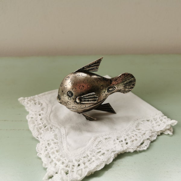 Petite boîte poisson en métal vintage