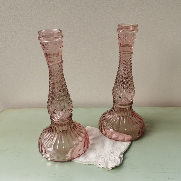 2 Bougeoirs en verre rose vintage