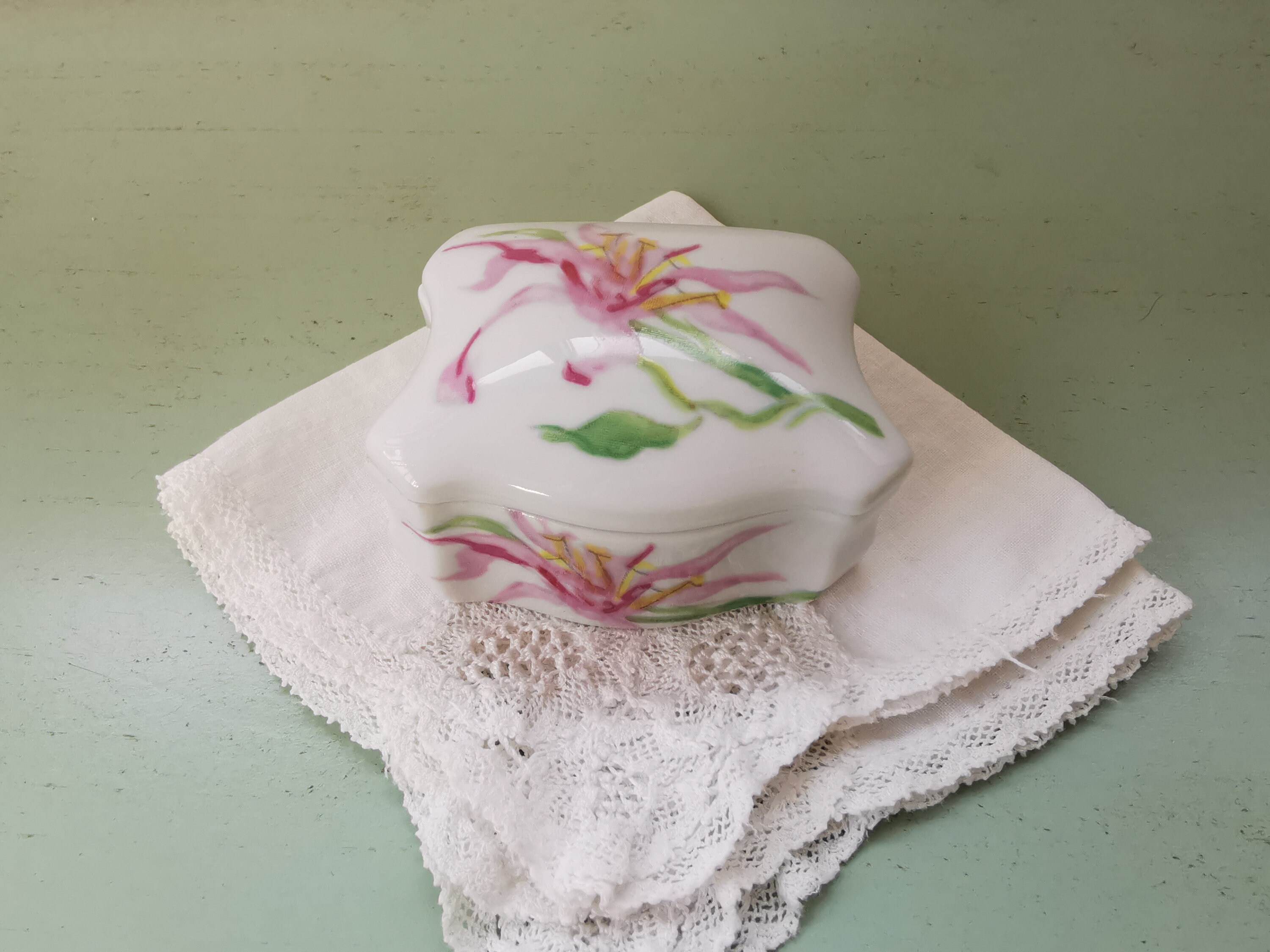 Petite Boîte Fleurs Roses Limoges Porcelaine de Paris