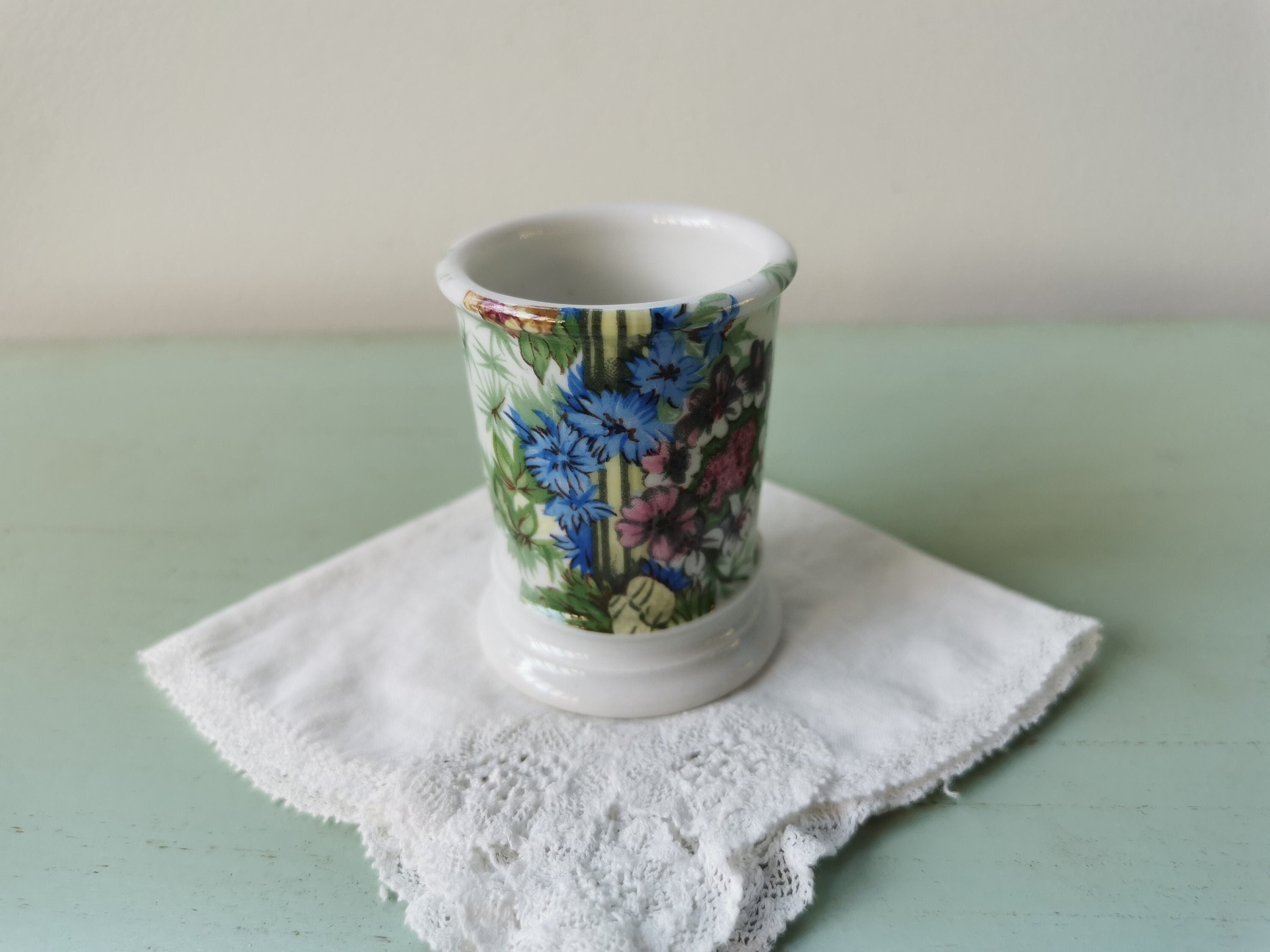 Petit Pot à Fleurs en Porcelaine de Paris