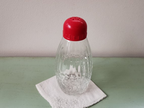 Saupoudreuse Vintage En Verre Avec Son Couvercle Rouge En Métal