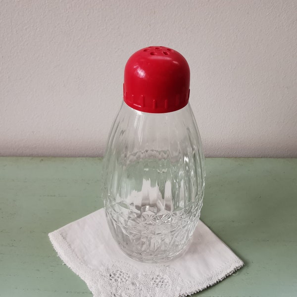 Vintage roter Glasshaker mit Kunststoffkappe