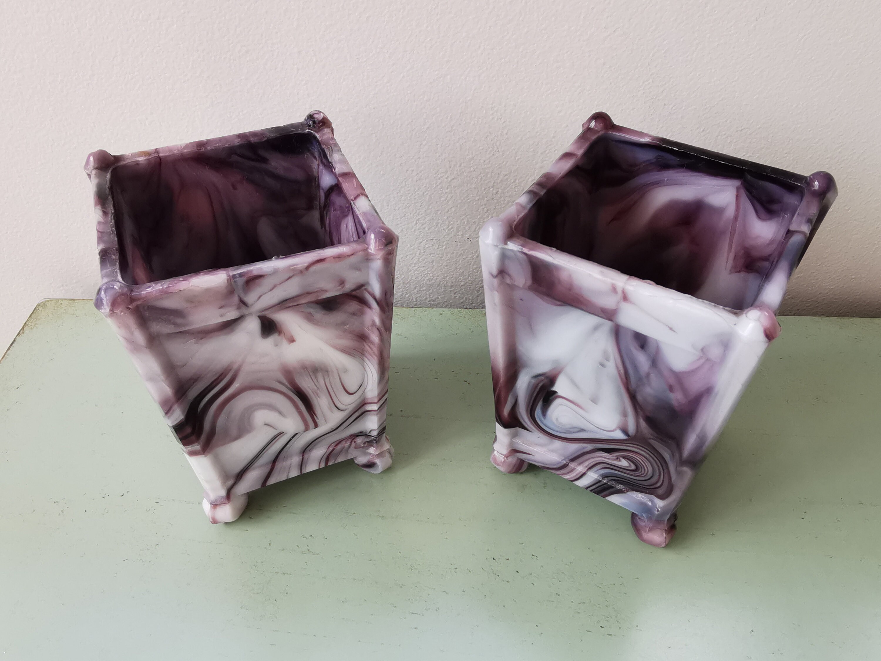 2 Petites Jardinières en Opaline Marbrée Blanc et Violet