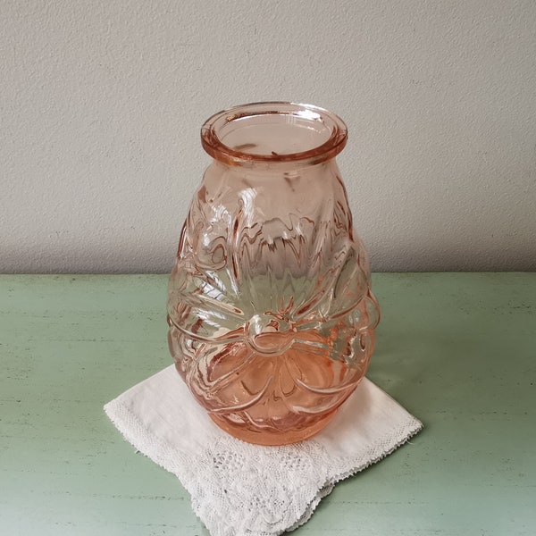 Vase en verre rose fleur vintage