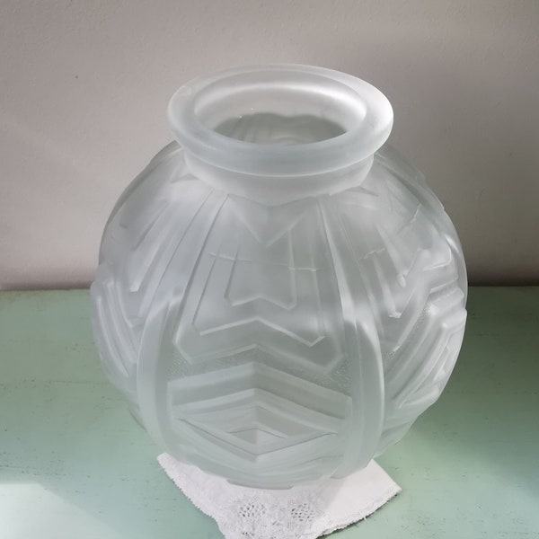 Vase boule en verre moulé dépoli Art Déco