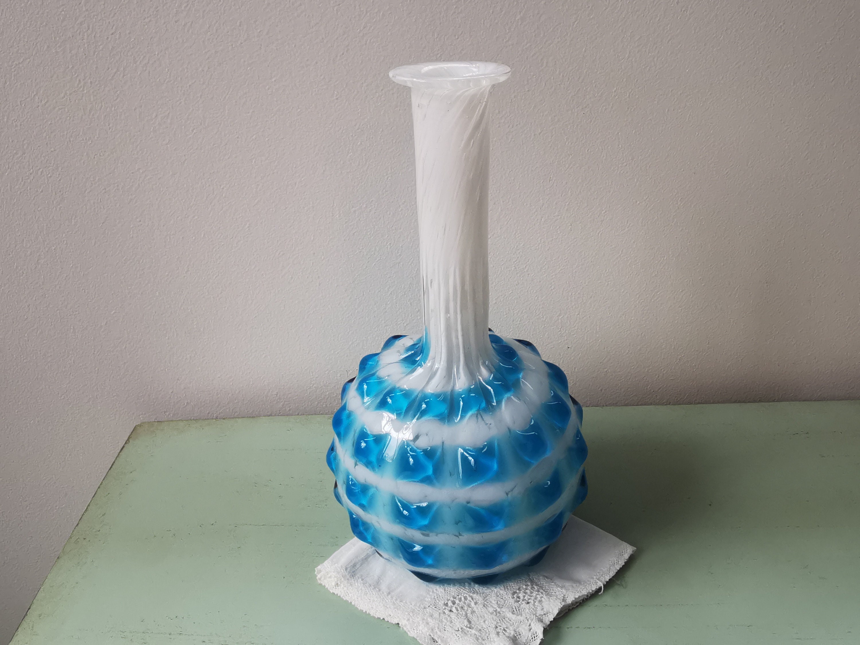 Vase ou Carafe en Verre à Spirales Blanc et Bleu Turquoise