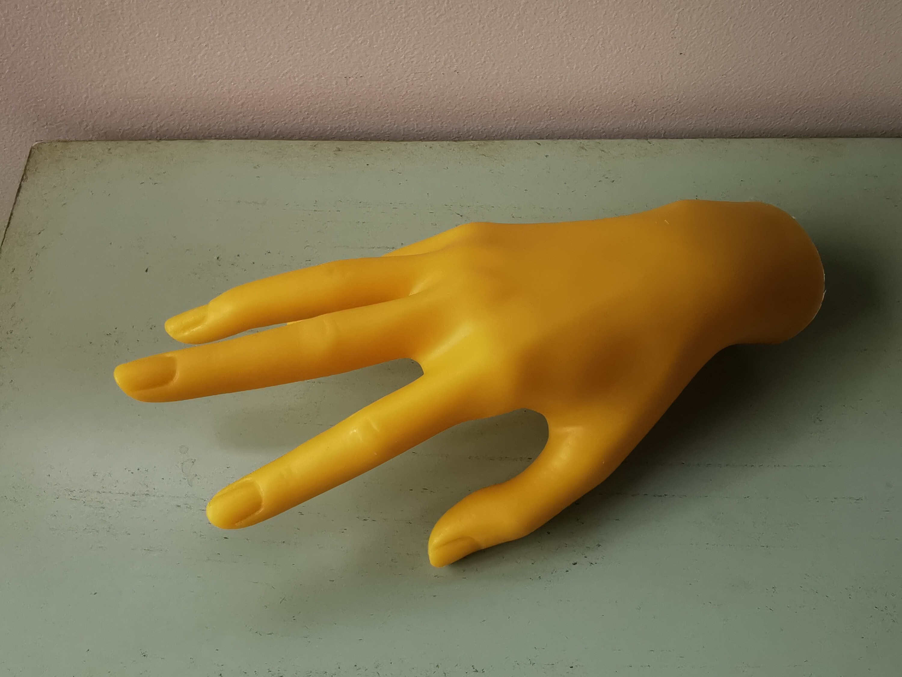 Main Droite de Mannequin en Plastique Jaune Vintage