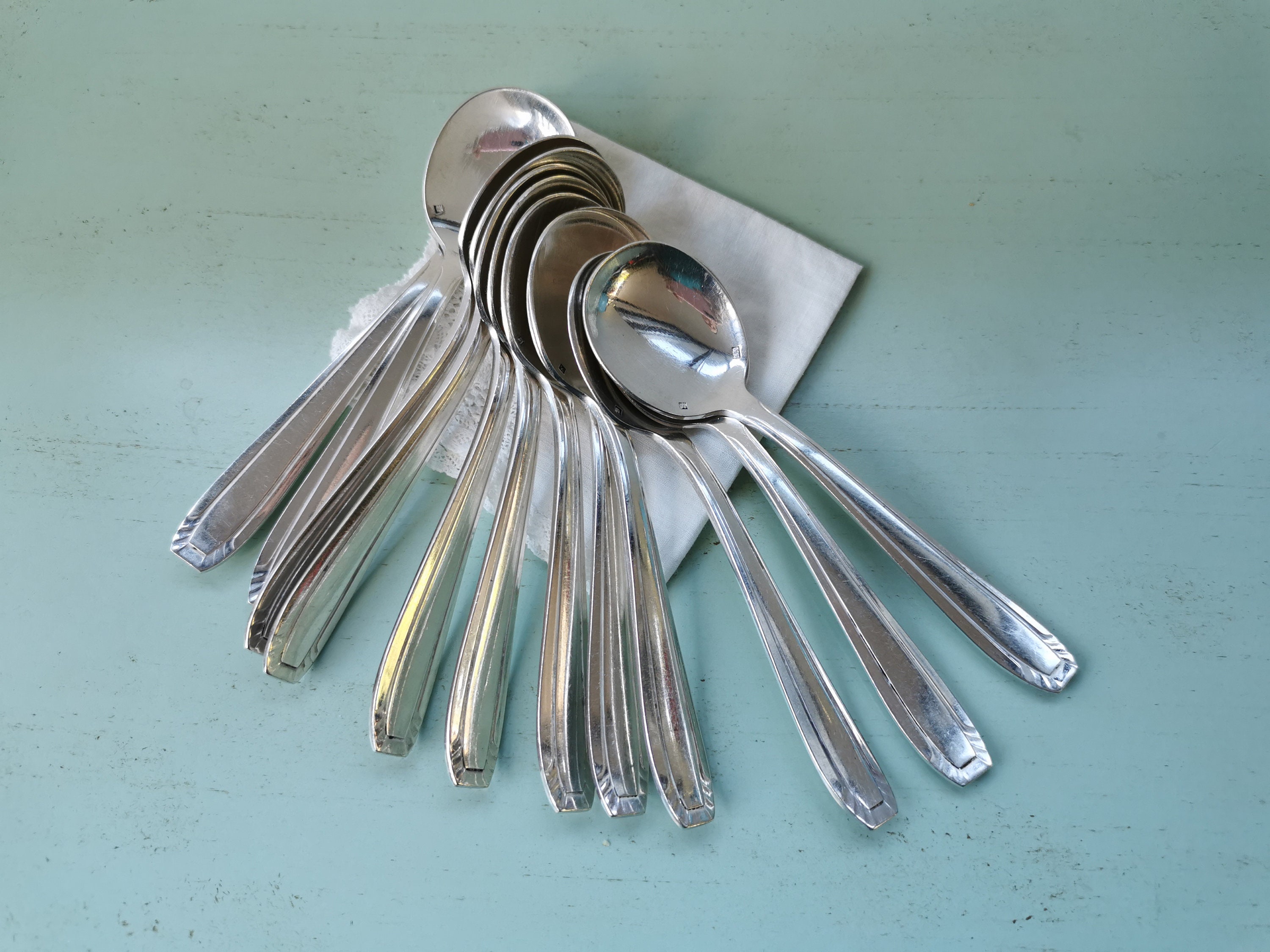 12 Petites Cuillères Plaqué Argent Boîte d'origine Anciennes