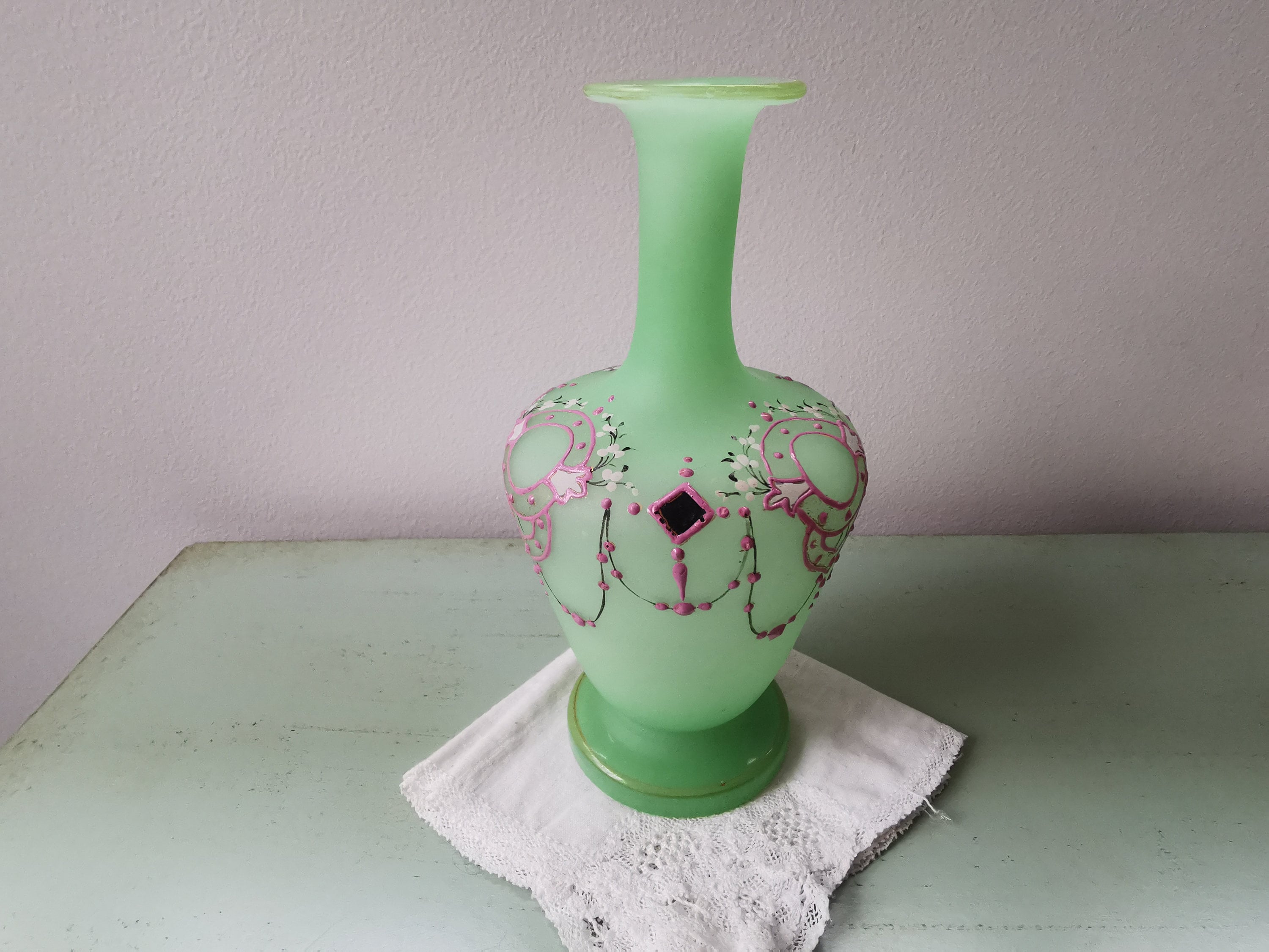 Petit Vase Opaline Uranium Vert Tendre Émaillé Ancien