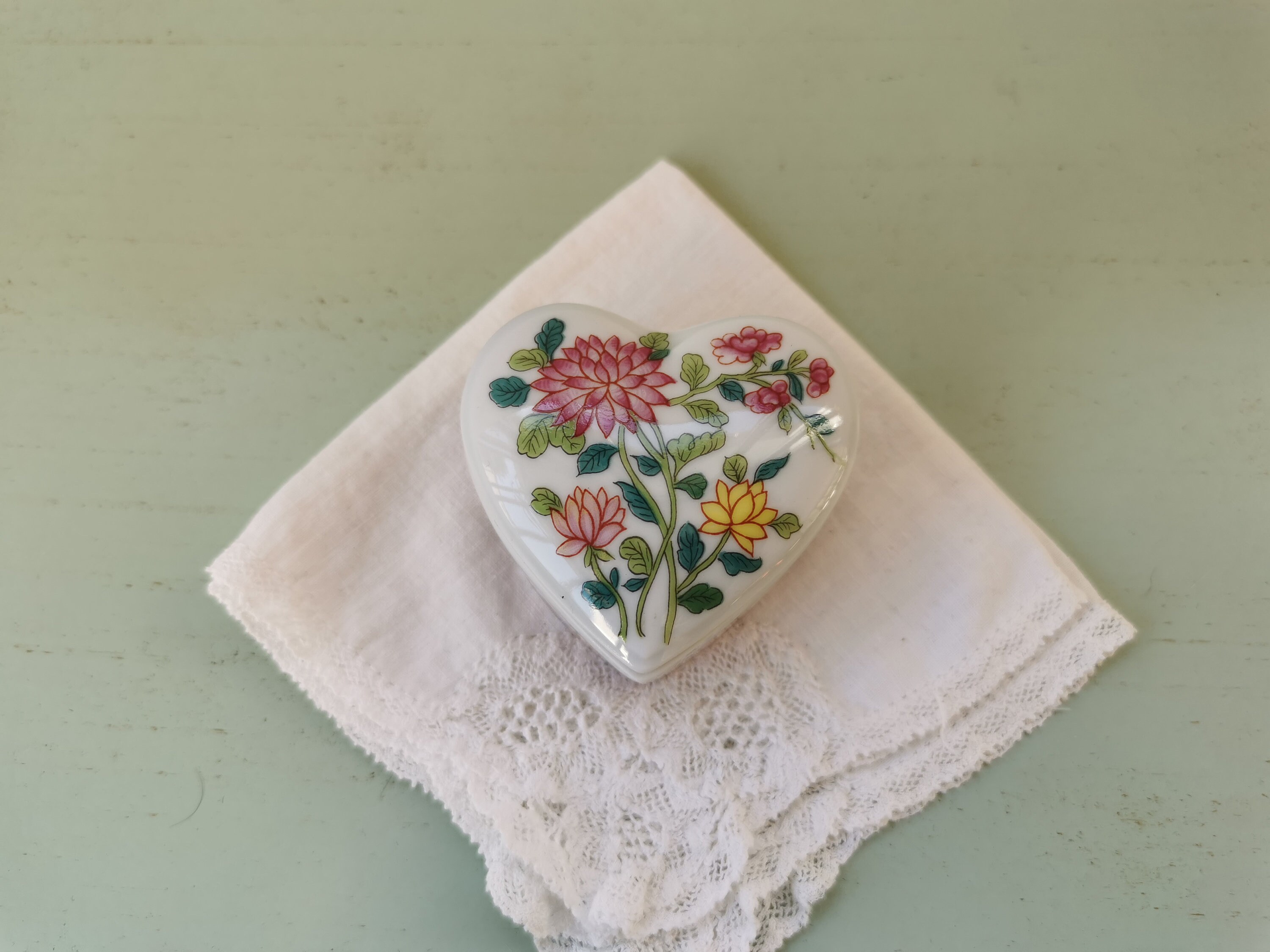 Boîte à Pilules Cœur Chrysanthèmes en Porcelaine de Paris