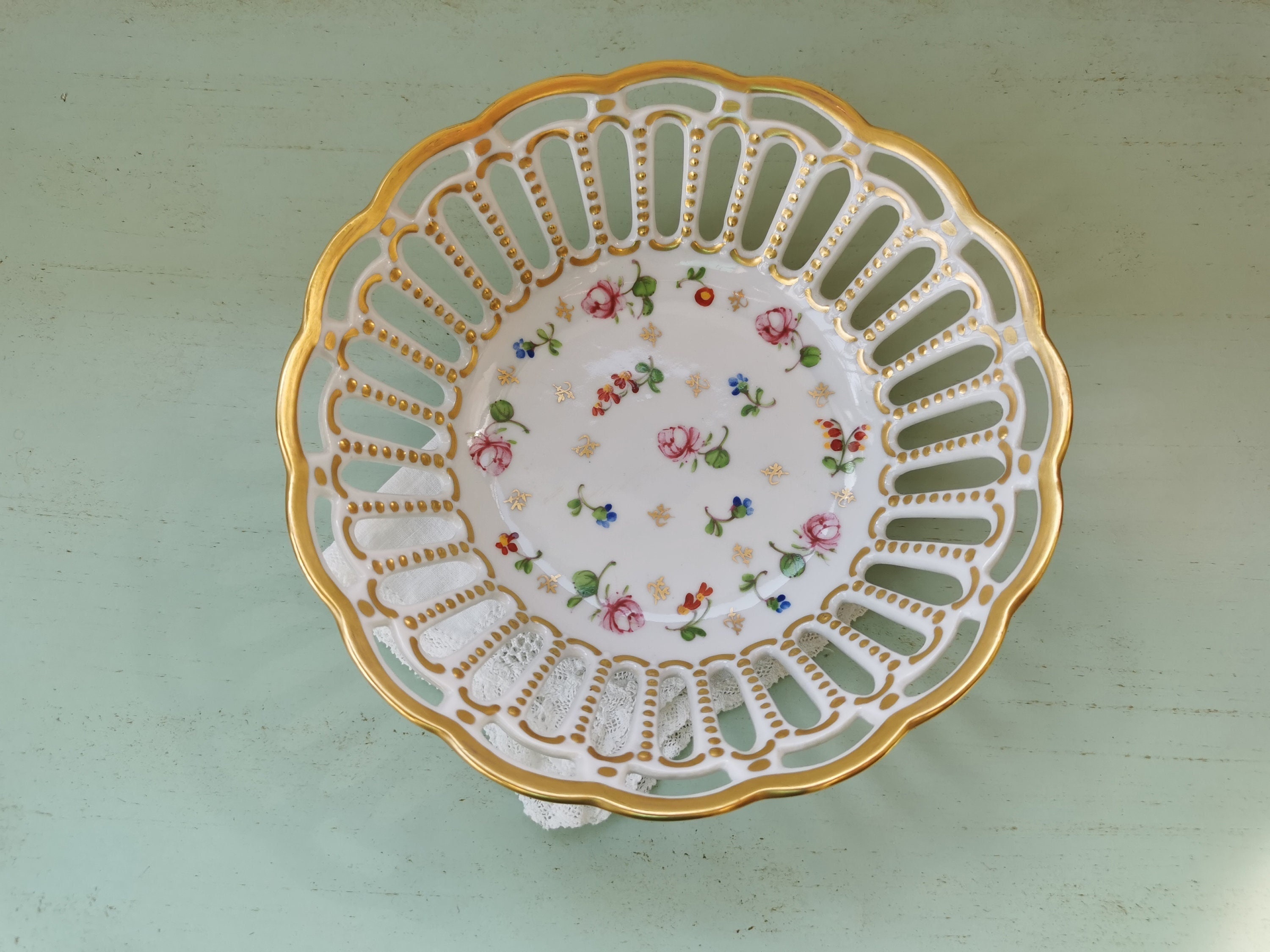 Corbeille Porcelaine Ajourée Motif Vieux Nyon Aux Bleuets et à La Rose