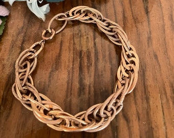 Beautiful bracelet with detailed interlinks in a golden/copper tone - vintage original- great statement costume jewellery