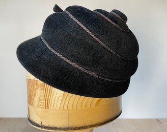 Beautiful 1940's Original Vintage Women's Hat in Black with small bow and red rhinestomes - great details and snail shape - 52 cm