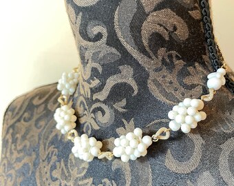 1950's choker necklace with white clusters and golden details - Statement Jewellery - Original Vintage and never worn