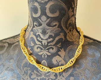 Beatutiful vintage necklace with detailed chains in golden tone - stunning statement costume jewellery piece - original and elegant