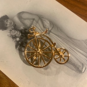 Vintage fietsbroche - origineel en ongedragen (DEADSTOCK) in goudkleurig messing - geweldig statement stuk