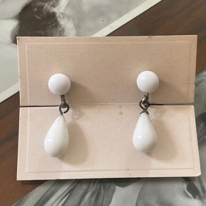 Great dangling white earrings 1940&#39;s - 50&#39;s vintage original in its packaging and beautiful condition - never worn - costume jewellery