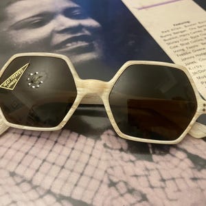 Original Vintage Deadstock (nooit gebruikte) zonnebril: zeshoekig in ivoorwit boteffect met bruine glazen