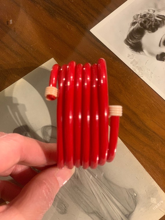 Cool mid-century red plastic bracelet in plastic -